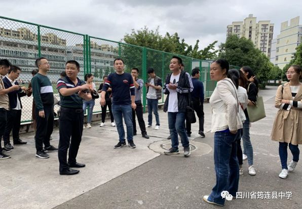 危險物品及時查，安全隱患盡快除 ——筠連中學開展“管制刀具、違規物品”收繳專項行動1.jpg