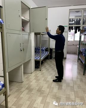 危險物品及時查，安全隱患盡快除 ——筠連中學開展“管制刀具、違規物品”收繳專項行動2.jpg