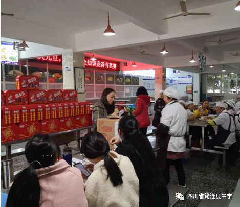 筠連縣中學(xué)組織學(xué)校食堂員工開展食品安全知識培訓(xùn)2.jpg