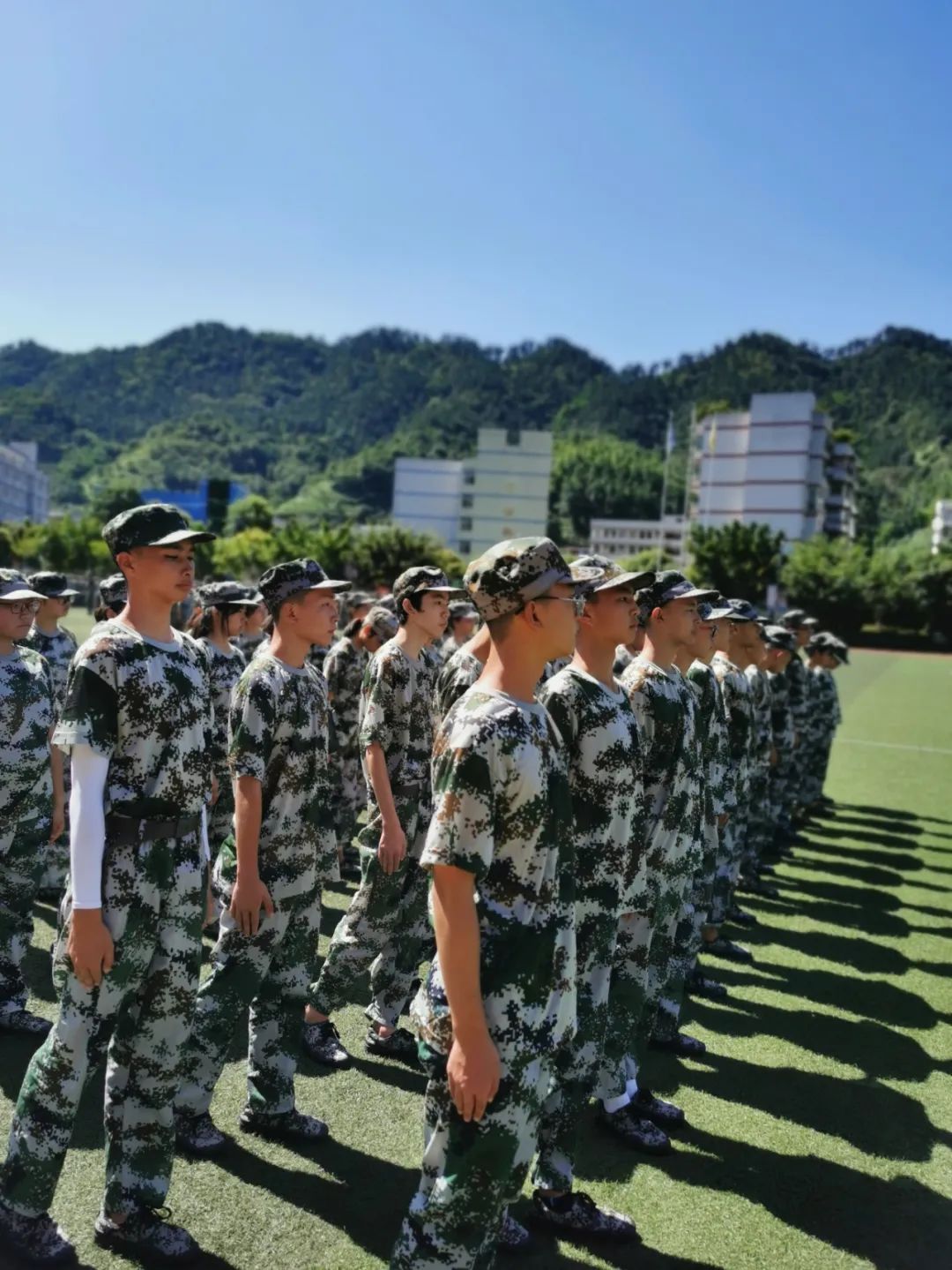 軍歌嘹亮，沙場點兵——筠連縣中學舉行高2020級新生軍訓開營儀式11.jpg